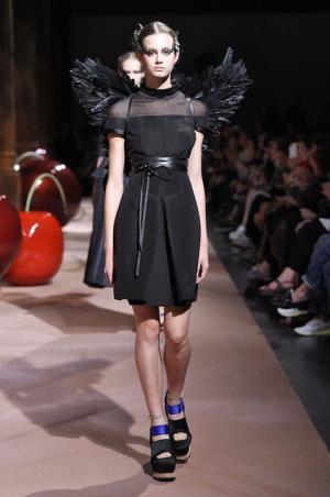 アンダーカバーが作り出した“可愛くも憎い怪鳥少女”【15SSウィメンズ】