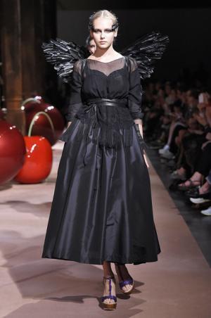 アンダーカバーが作り出した“可愛くも憎い怪鳥少女”【15SSウィメンズ】