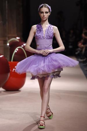 アンダーカバーが作り出した“可愛くも憎い怪鳥少女”【15SSウィメンズ】