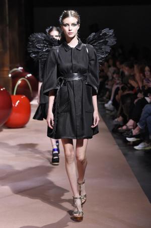 アンダーカバーが作り出した“可愛くも憎い怪鳥少女”【15SSウィメンズ】