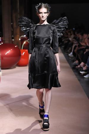 アンダーカバーが作り出した“可愛くも憎い怪鳥少女”【15SSウィメンズ】