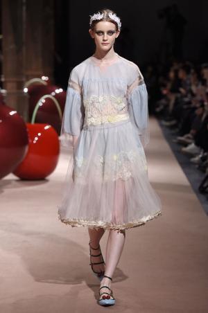 アンダーカバーが作り出した“可愛くも憎い怪鳥少女”【15SSウィメンズ】