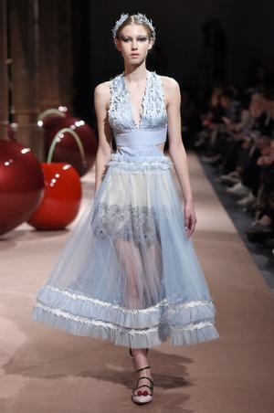 アンダーカバーが作り出した“可愛くも憎い怪鳥少女”【15SSウィメンズ】