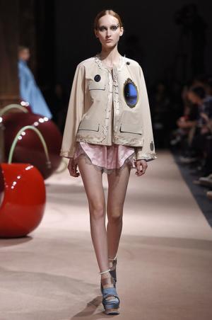 アンダーカバーが作り出した“可愛くも憎い怪鳥少女”【15SSウィメンズ】