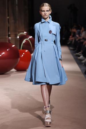 アンダーカバーが作り出した“可愛くも憎い怪鳥少女”【15SSウィメンズ】