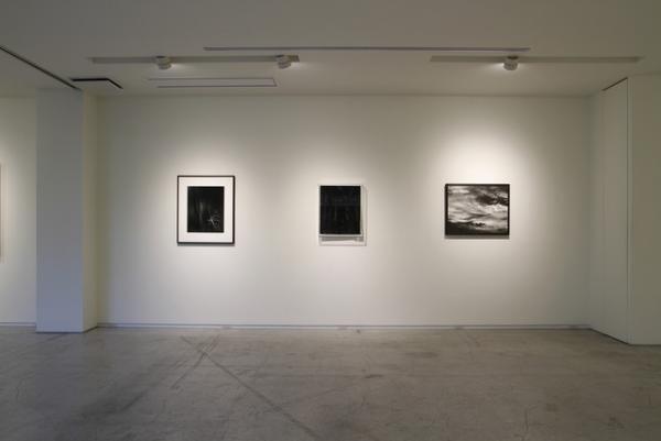 アラーキー、杉本博司、ティルマンスの“黒い”展示がコスチュームナショナルで開催中