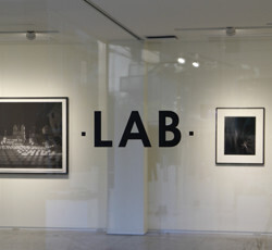 アラーキー、杉本博司、ティルマンスの“黒い”展示がコスチュームナショナルで開催中