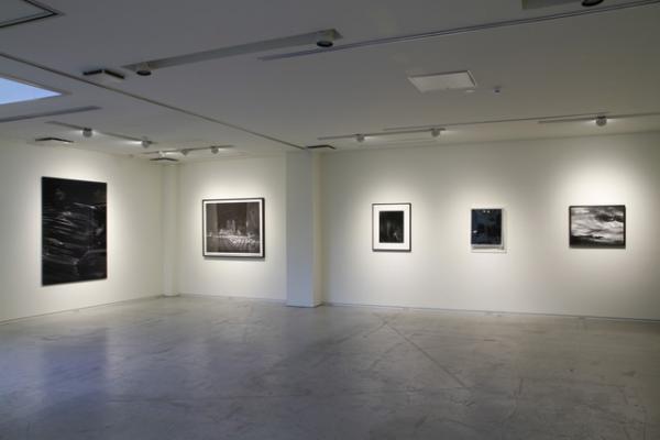 アラーキー、杉本博司、ティルマンスの“黒い”展示がコスチュームナショナルで開催中