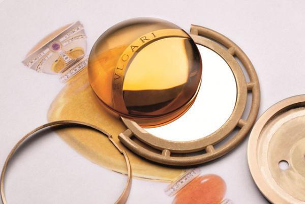 宝石とベネチアングラスによる香水瓶の芸術、ブルガリ銀座タワーで展示