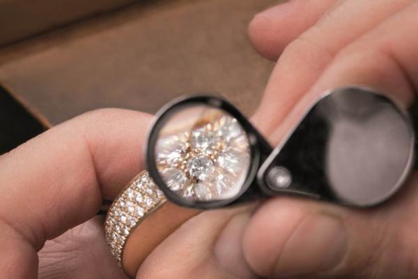 宝石とベネチアングラスによる香水瓶の芸術、ブルガリ銀座タワーで展示