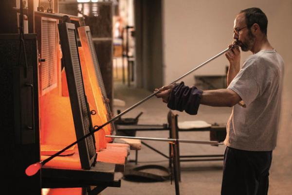 宝石とベネチアングラスによる香水瓶の芸術、ブルガリ銀座タワーで展示