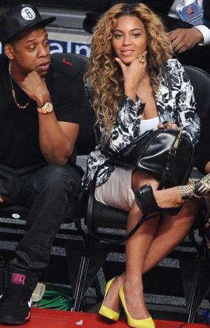 サンローランのクリスマスはモノクロの世界。セレブ愛用アイコンバッグの新色登場