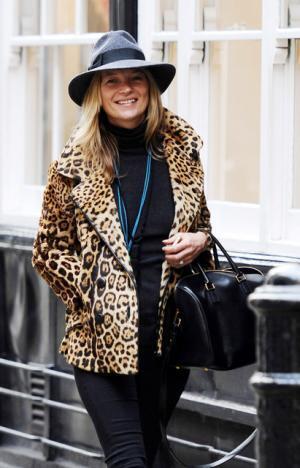 サンローランのクリスマスはモノクロの世界。セレブ愛用アイコンバッグの新色登場