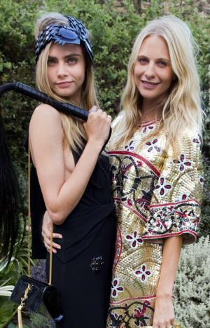 サンローランのクリスマスはモノクロの世界。セレブ愛用アイコンバッグの新色登場