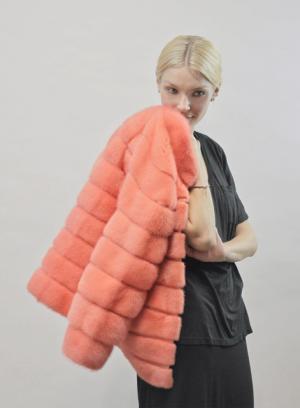 フェンディからカラフルな新ファーライン登場。ストライプをエレガントに進化