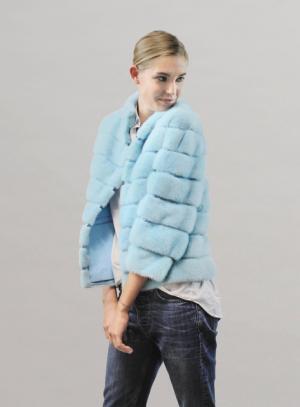 フェンディからカラフルな新ファーライン登場。ストライプをエレガントに進化