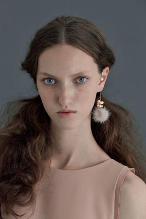 秋冬イヤーアクセは“ノンホール派”が流行？