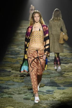 草上で楽しむドリスヴァンノッテンの自由なラグジュアリー【15SSウィメンズ】