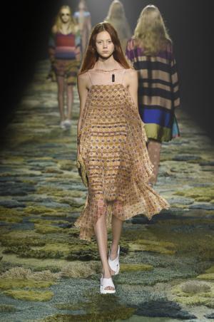 草上で楽しむドリスヴァンノッテンの自由なラグジュアリー【15SSウィメンズ】