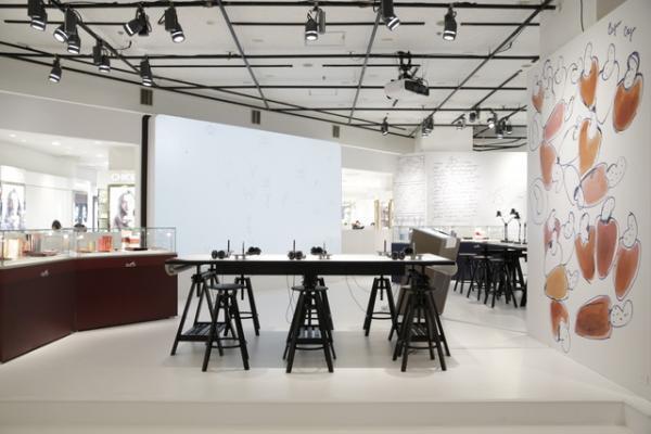 エルメス初の筆記具「ノーチラス」が新宿伊勢丹に登場