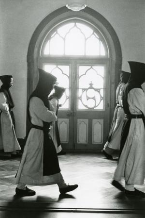 極限状態に生きる人々をとらえた写真展、奈良原一高の「王国」が56年ぶりに開催