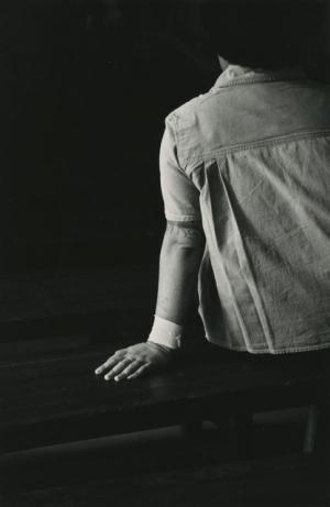 極限状態に生きる人々をとらえた写真展、奈良原一高の「王国」が56年ぶりに開催