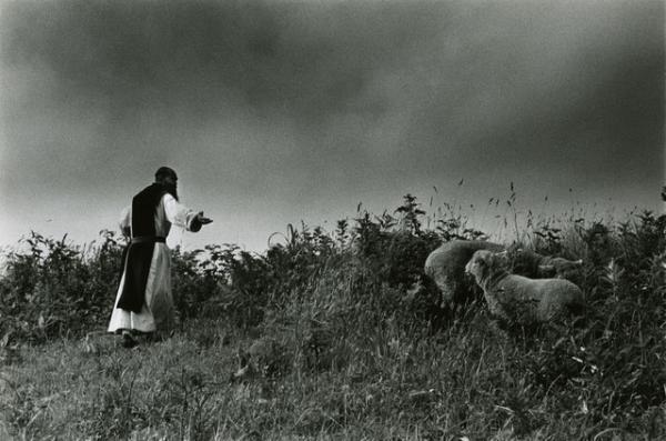 極限状態に生きる人々をとらえた写真展、奈良原一高の「王国」が56年ぶりに開催