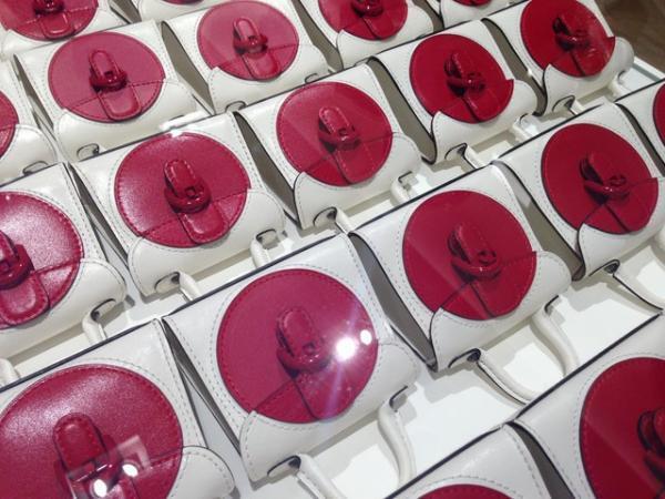 デルヴォー、日の丸のような日本限定バッグ発売