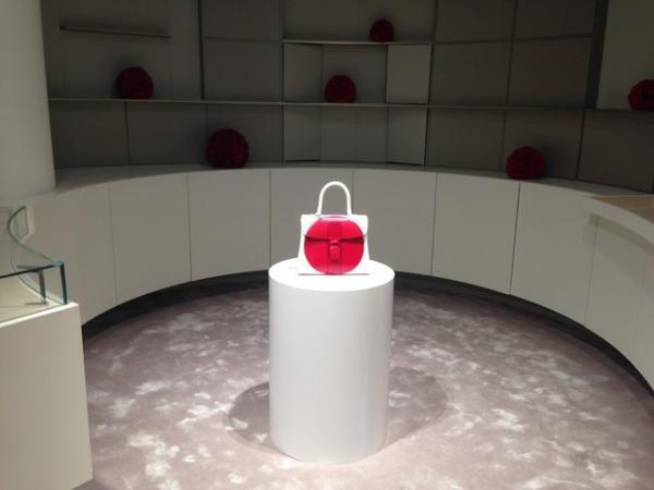 デルヴォー、日の丸のような日本限定バッグ発売