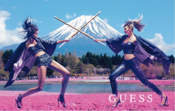 GUESS、富士山・茶会に人力車…和洋折衷なホリデービジュアル公開。広田聡スタイリング