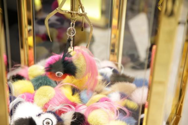 フェンディの“アミューズメントパーク”がオープン。豪華クレーンゲーム＆自動販売機