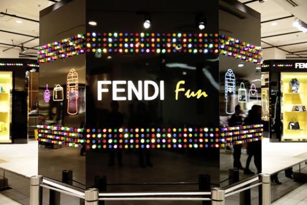 フェンディの“アミューズメントパーク”がオープン。豪華クレーンゲーム＆自動販売機