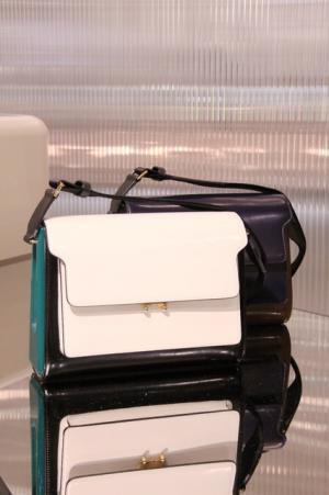 マルニが新宿伊勢丹にポップアップストア。復刻柄バッグやアクセサリーも登場