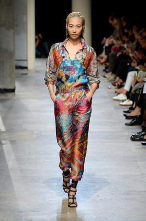 レオナール、恵比寿ガーデンプレイスで歴史紐解くプロジェクション！