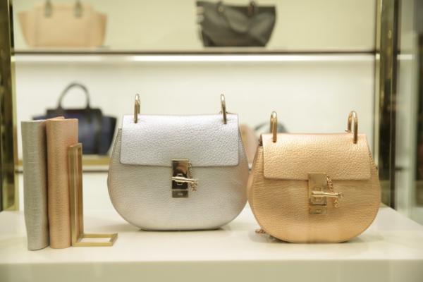 クロエ、新宿伊勢丹でクリスマスコレクションを展開。ピンクゴールドのドリューなど