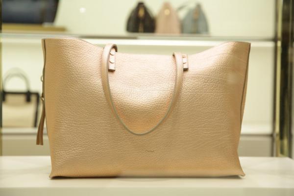 クロエ、新宿伊勢丹でクリスマスコレクションを展開。ピンクゴールドのドリューなど