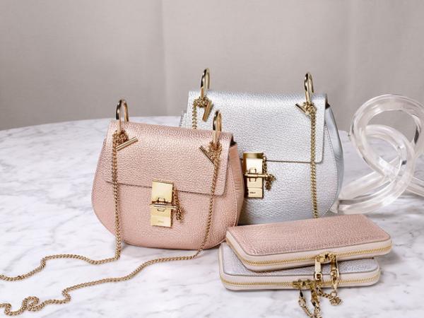 クロエ、新宿伊勢丹でクリスマスコレクションを展開。ピンクゴールドのドリューなど