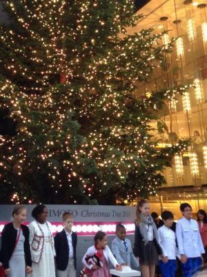 ミキモト銀座本店、最後のクリスマスツリー点灯。LED6500個＆ネックレスオブジェ輝く