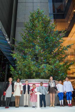 ミキモト銀座本店、最後のクリスマスツリー点灯。LED6500個＆ネックレスオブジェ輝く