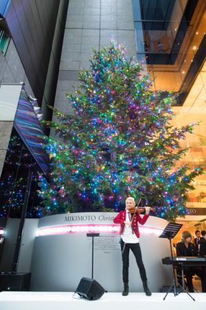 ミキモト銀座本店、最後のクリスマスツリー点灯。LED6500個＆ネックレスオブジェ輝く