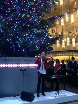 ミキモト銀座本店、最後のクリスマスツリー点灯。LED6500個＆ネックレスオブジェ輝く