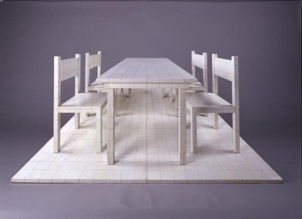 高松次郎《遠近法の椅子とテーブル》1966-67年 東京国立近代美術館蔵撮影:上野則宏