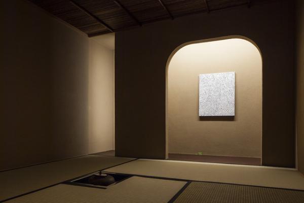 コスチュームナショナルのオフィスに茶室が出現。草間彌生など現代アートが融合