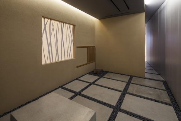 コスチュームナショナルのオフィスに茶室が出現。草間彌生など現代アートが融合