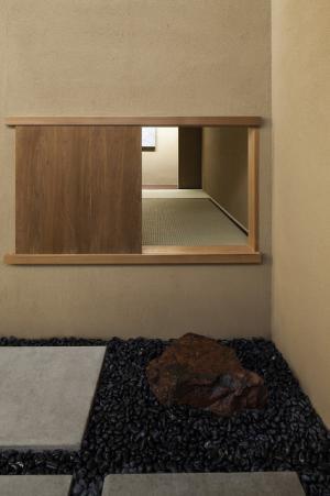 コスチュームナショナルのオフィスに茶室が出現。草間彌生など現代アートが融合