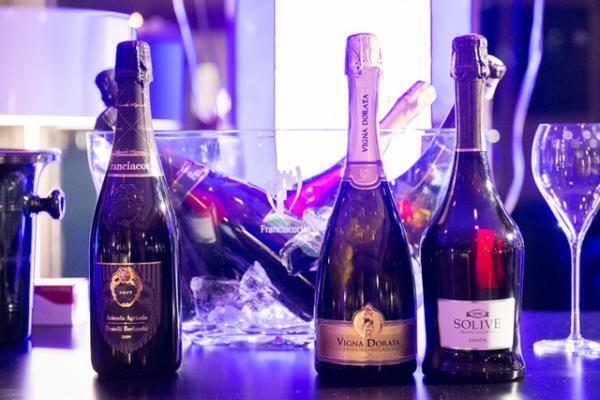 伊ワイン・フランチャコルタ1周年パーティー。メロディー洋子、ベリッシモ、川島なお美ら参加