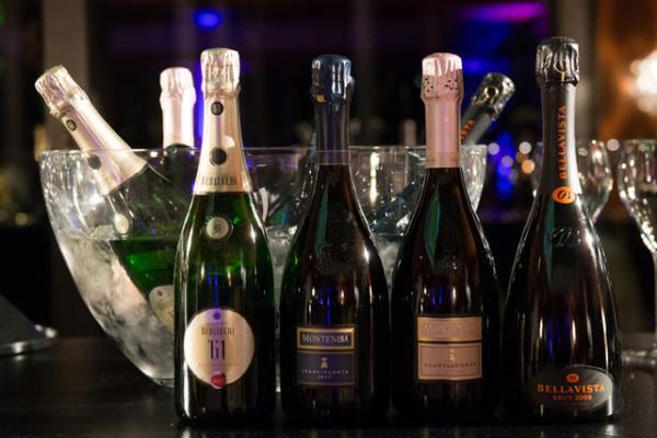 伊ワイン・フランチャコルタ1周年パーティー。メロディー洋子、ベリッシモ、川島なお美ら参加