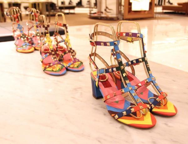 ヴァレンティノ「ロックスタッズ」が超カラフルに！新宿伊勢丹で15SS先行発売