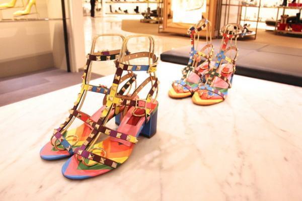 ヴァレンティノ「ロックスタッズ」が超カラフルに！新宿伊勢丹で15SS先行発売
