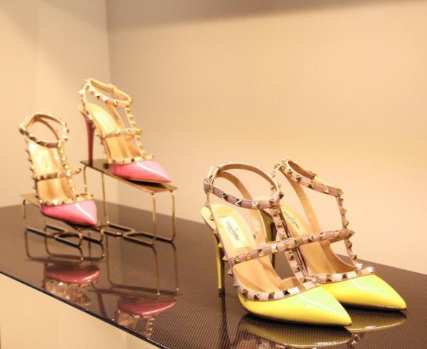 ヴァレンティノ「ロックスタッズ」が超カラフルに！新宿伊勢丹で15SS先行発売